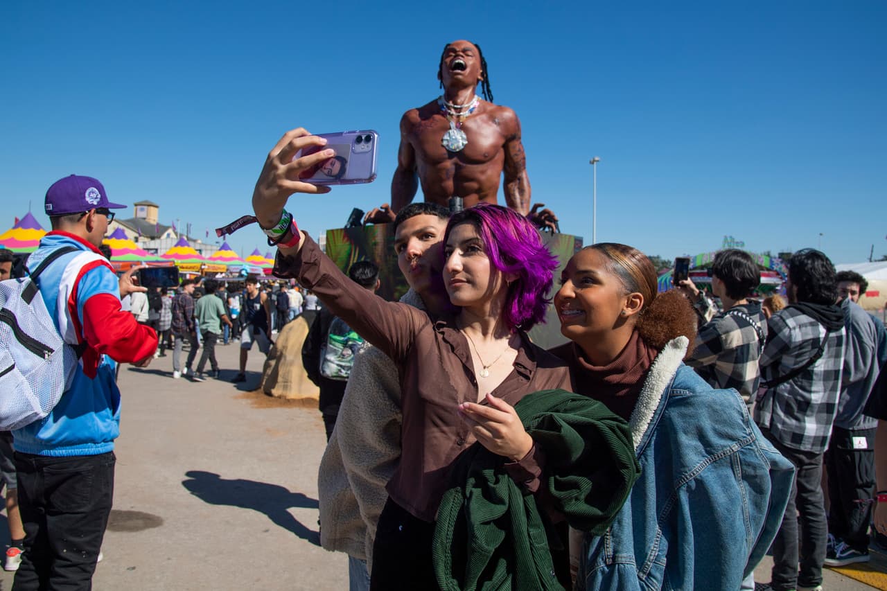 "Esto es una tragedia terrible y de haber sabido que se iba a poner así no hubiésemos permitido que mi hijo asistiera. Cuando termina el concierto
<b>me habla mi hijo. Me dice mami ya salí, pero esto está horrible la mayoría de las salidas están cerradas</b>", cuenta la señora Betty Vizuet en redes de Univision 45 Houston, criticando la logística del evento.