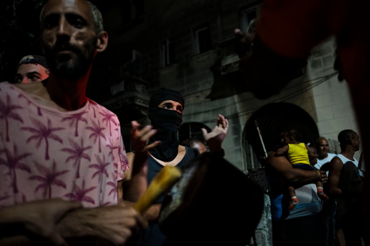 Los residentes compartieron videos en redes sociales, en donde muestran a jóvenes con palos corriendo y agrediendo a los manifestantes.