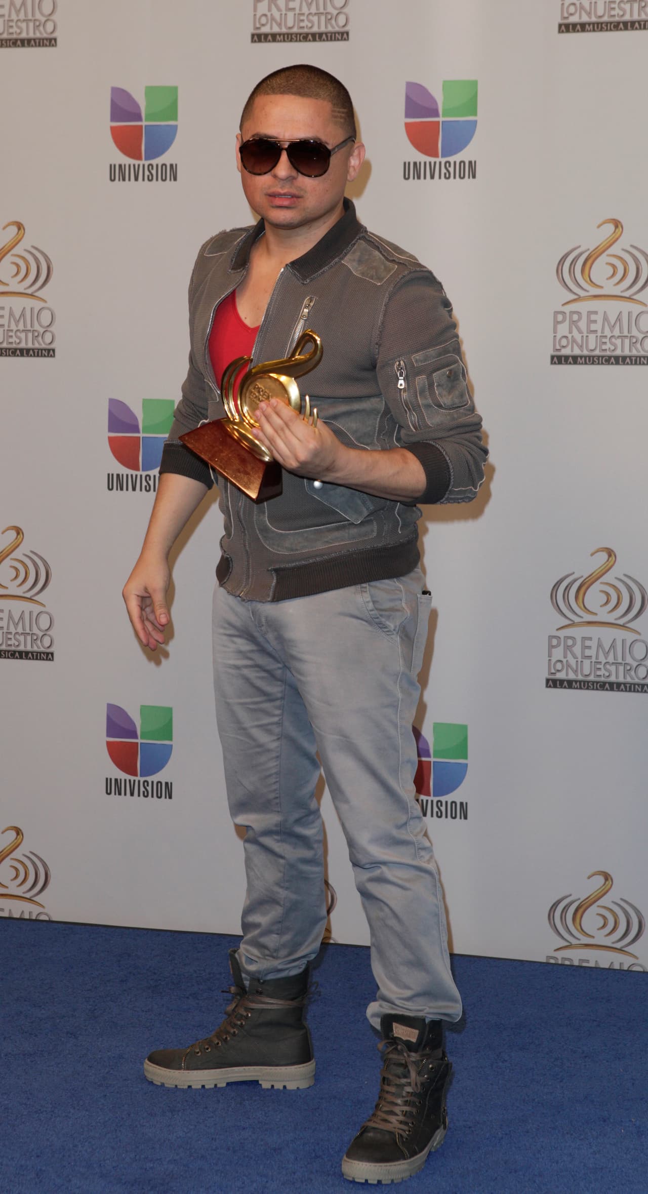 Sabemos que a Larry Hernández le encanta lucir bien fashion, pero en sus inicios no todo era moda.