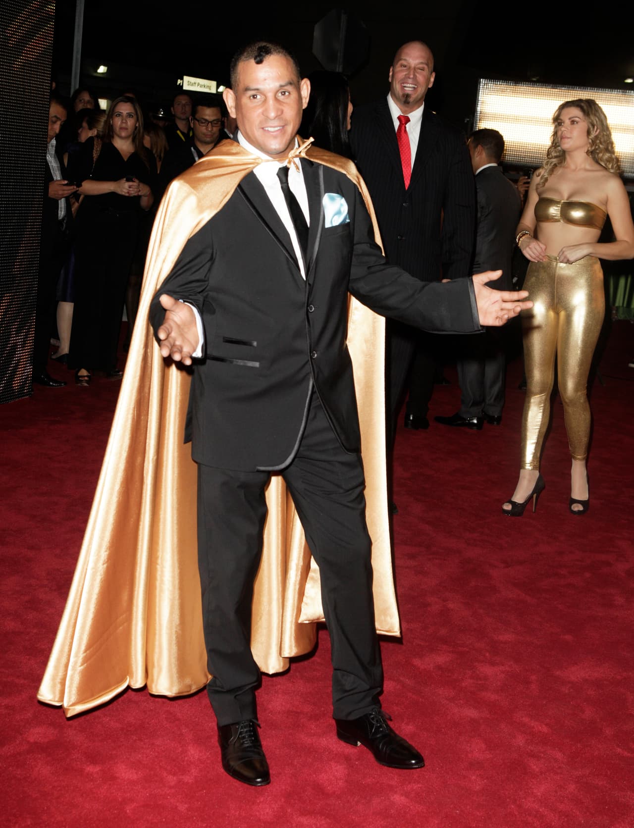 Inolvidable el Macho Camacho con esa capa dorada.