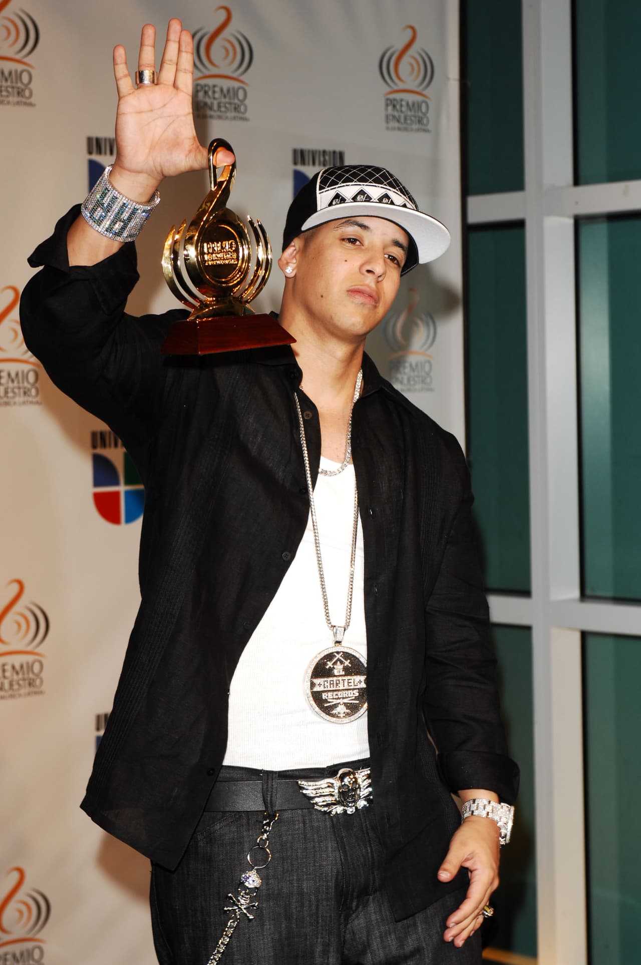 Daddy Yankee llegó con todo el 'bling bling' a la alfombra.