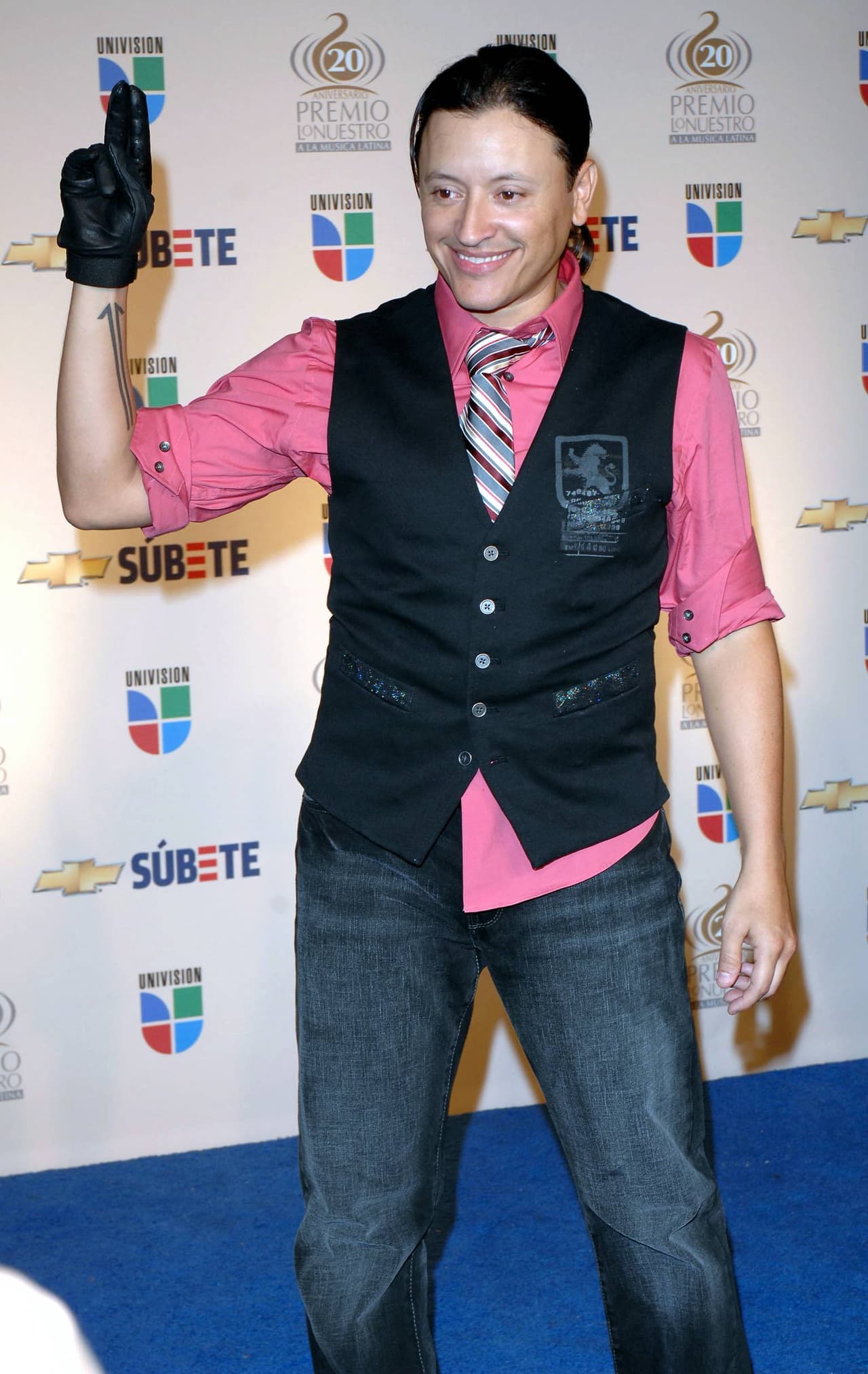 Con ese vestuario Elvis Crespo se escapó del colegio y corrió a Premio Lo Nuestro.