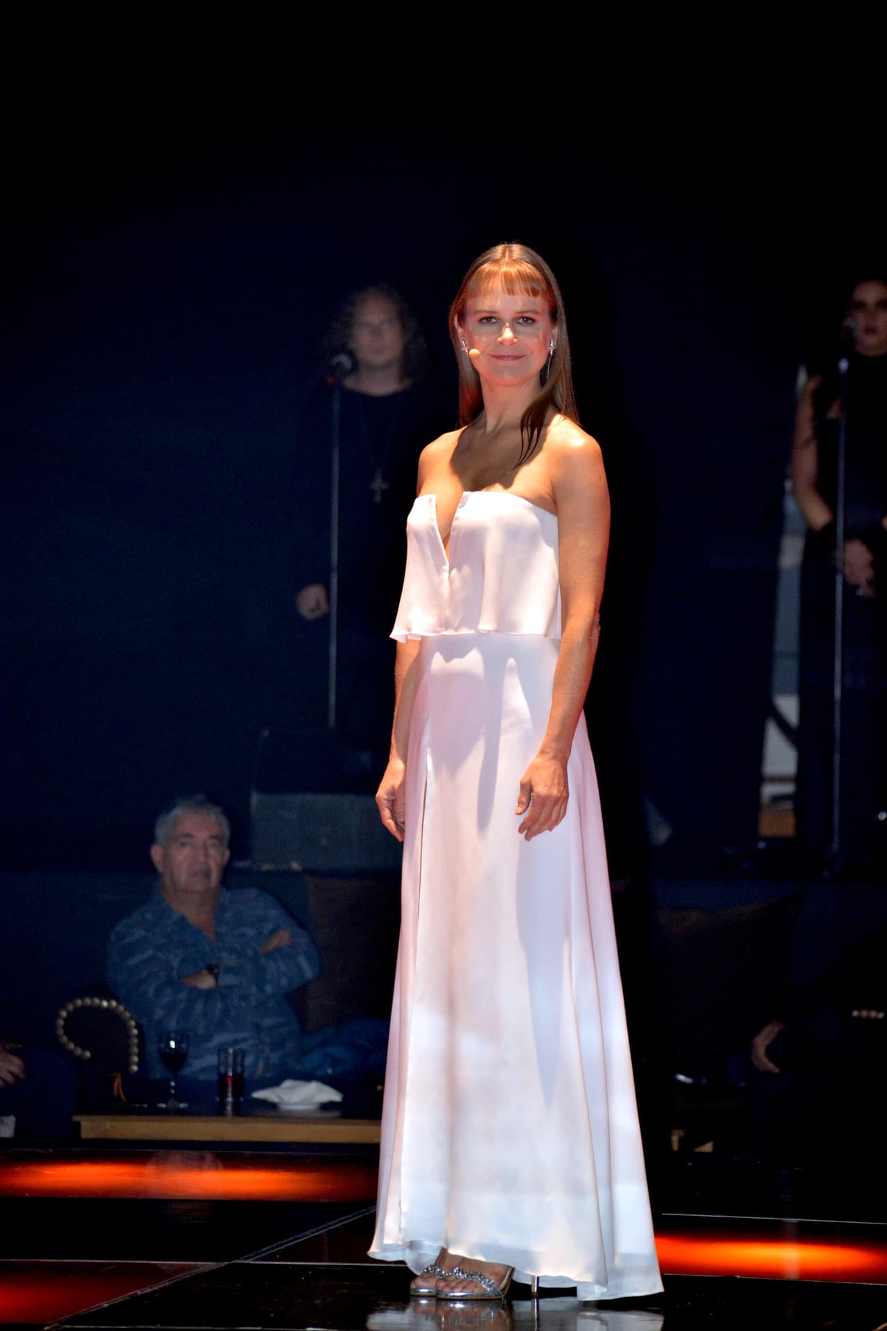 Nailea Norvind regresa a la pantalla chica en "La Candidata", ella es 'Teresa Rivas', la esposa del personaje de Víctor González.