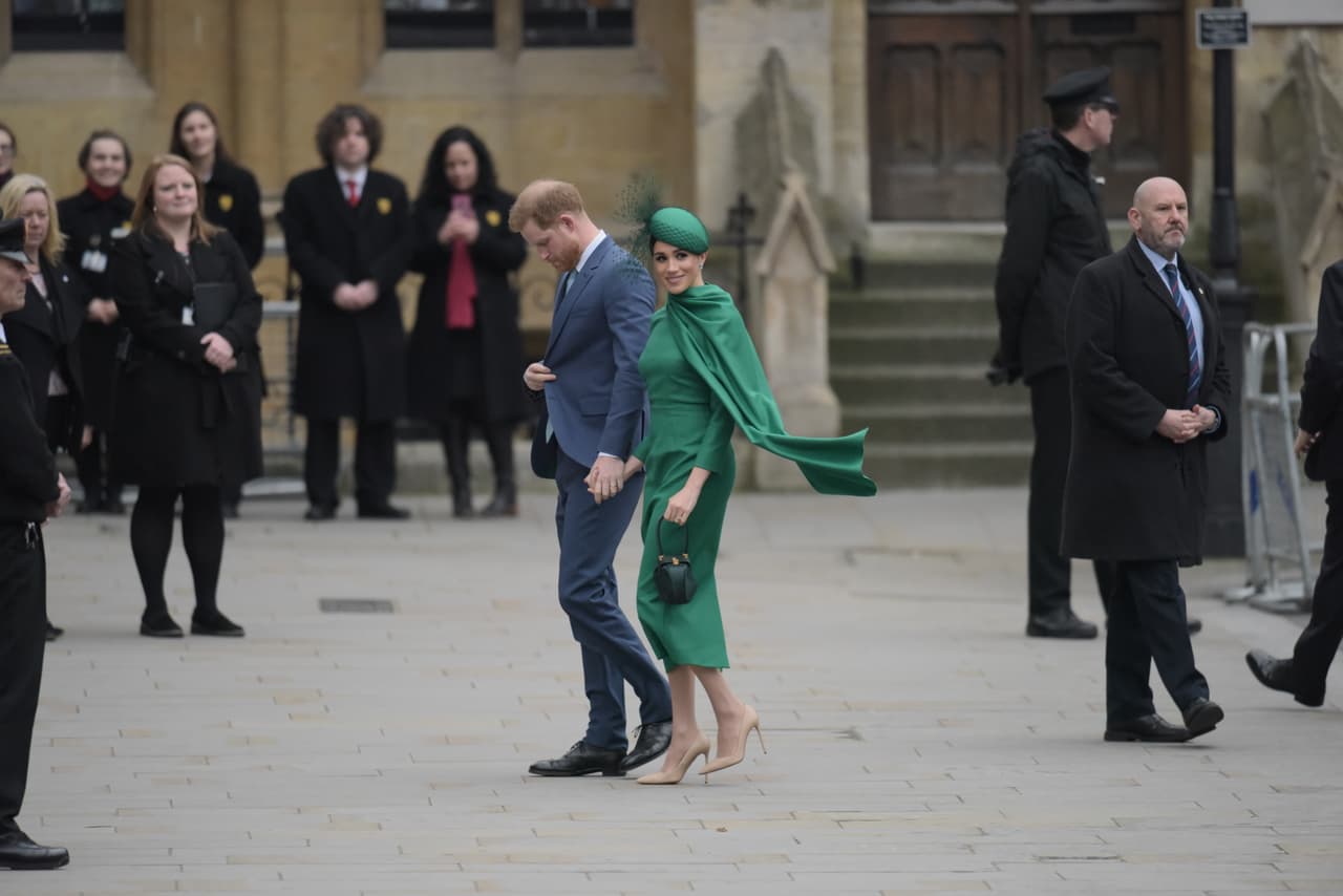 Lo hicieron durante la celebración del Día de la Commonwealth que se conmemoró en la Abadía de Westminster a la que también acudieron otros miembros de la familia real británica, 
<b><a href="https://www.univision.com/famosos/la-reina-isabel-ii-reaparece-sonriente-un-dia-despues-de-ajustar-cuentas-con-el-principe-harry-y-meghan-markle-fotos" target="_blank">presidida por la reina Isabel</a></b>. 
<br>