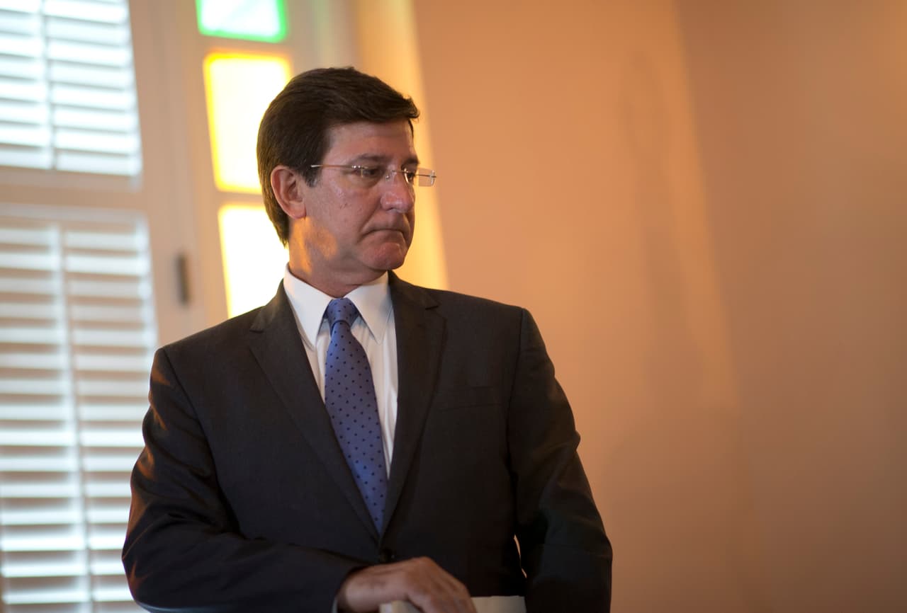 La Constitucion del Estado Libre Asociado de Puerto Rico estipula que el segundo al mando sería el secretario de Estado hasta que vuelva a celebrarse un proceso eleccionario. Luis Rivera Marín, fungía como secretario de Estado, pero renunció tras el escándalo de Telegram.