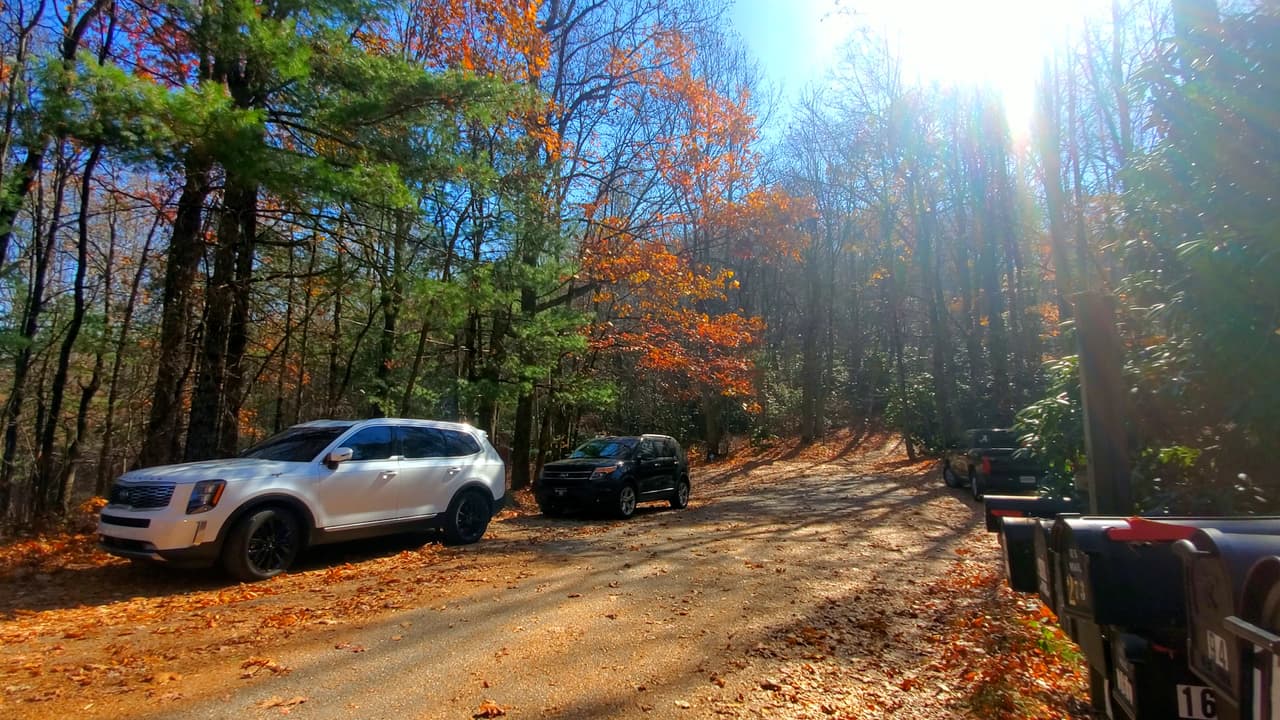 Para llegar, deberás dirigirte al final de 
<b><a href="https://maps.app.goo.gl/nhAQwvKhSyu4WCXx7">Kelsey Mountain Rd</a></b>, donde inicia el sendero.