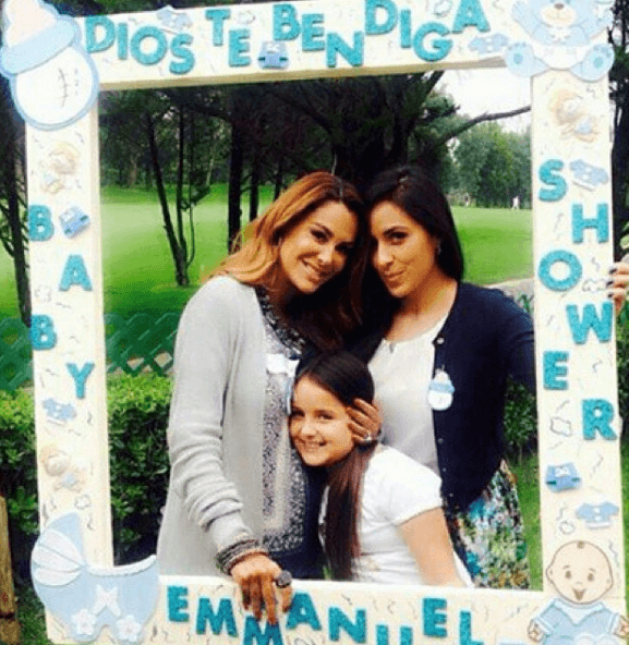 Es una mujer rodeada de mucho amor y cada integrante de su familia estuvo con ella en sus momentos más importantes.