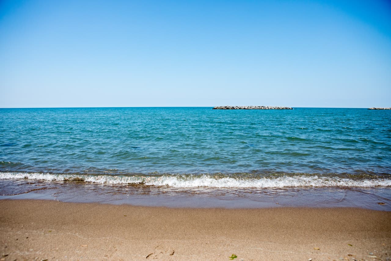 <b>Presque Isle State Park</b>
<br>Es una península de arena de 3,200 acres que se arquea hacia el lago Erie. Como la única "costa" de Pensilvania, Presque Isle ofrece a sus visitantes una hermosa costa y muchas actividades recreativas, como natación, paseos en bote, pesca, senderismo, ciclismo y patinaje en línea. Presque Isle es un parque de uso diurno que ofrece oportunidades recreativas durante todo el año. El alojamiento para pasar la noche está disponible cerca. Más, 
<b><a href="https://www.dcnr.pa.gov/StateParks/FindAPark/PresqueIsleStatePark/Pages/default.aspx" target="_blank">aquí</a></b>.