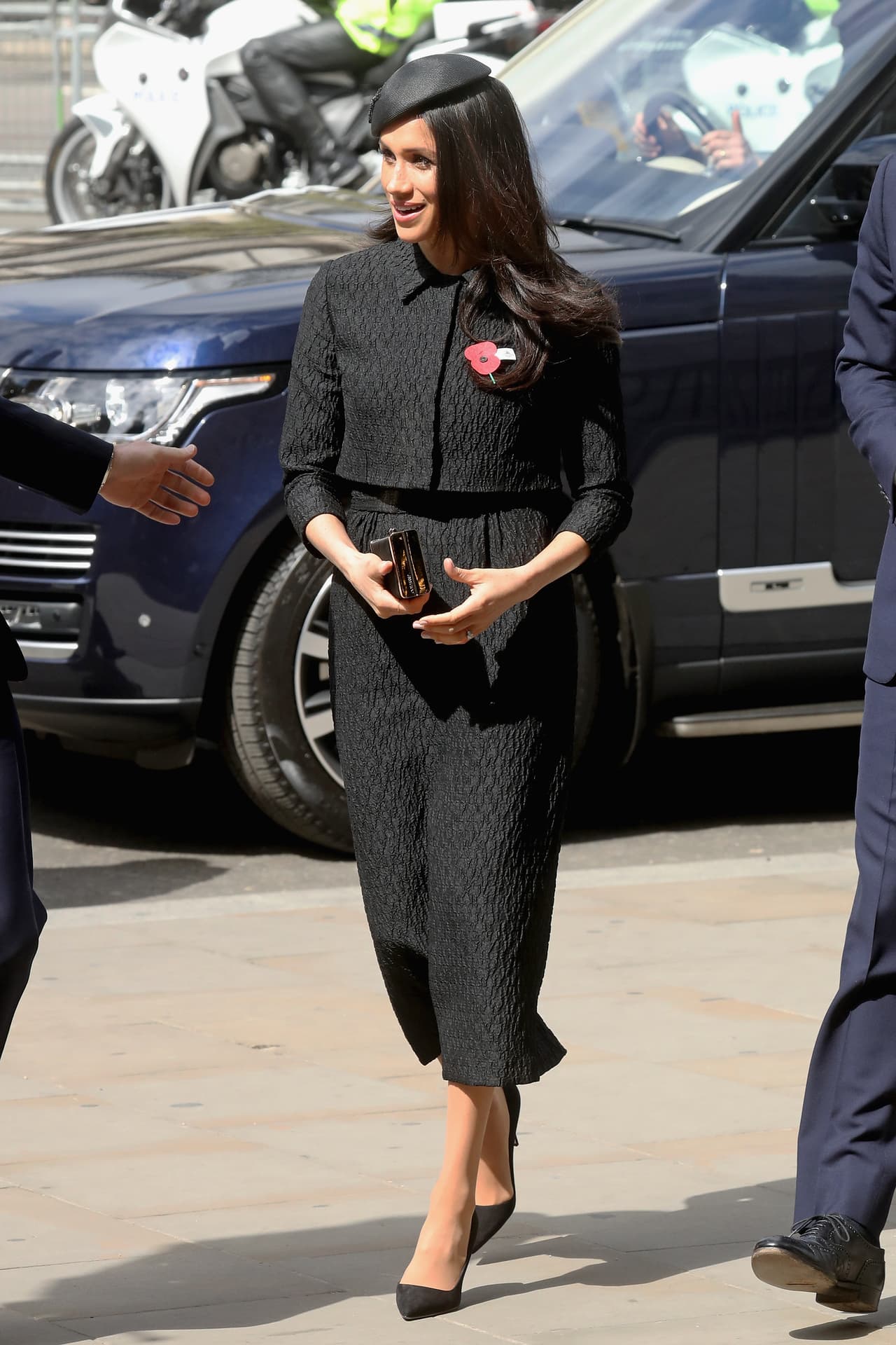 <b>25 de abril, 2018</b>
<br>Ese mismo día, pero más tarde, para el servicio en la abadía de Westminster usó un traje de dos piezas de Emilia Wickstead en negro y acompañó el atuendo con zapatos negros de Manolo Blahnik en gamuza y el clutch J Box de Jimmy Choo.