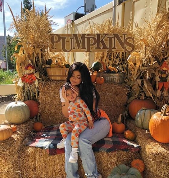 Pese a tener sólo un año, Stormi ya muestra amor por el maquillaje, así como su madre la empresaria Kyle Jenner.