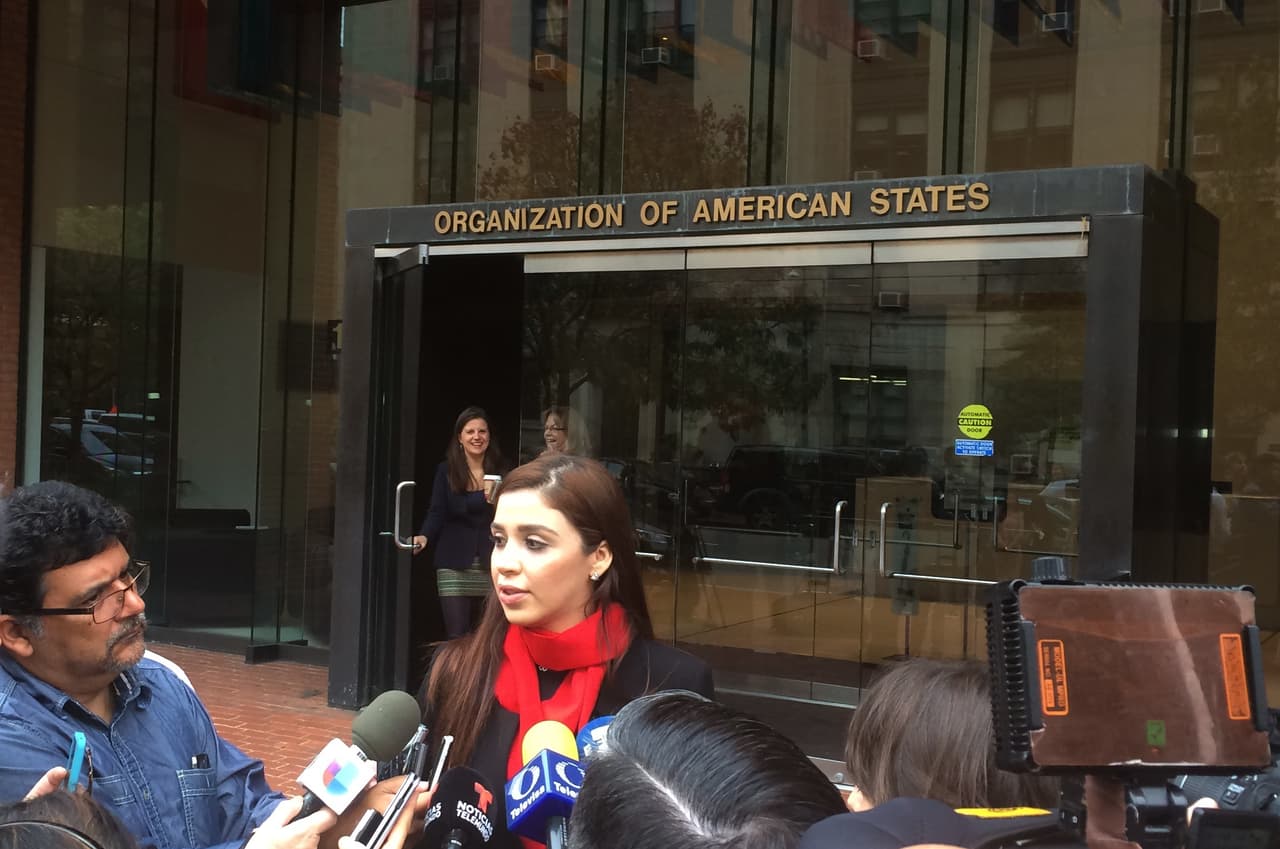 El narcotraficante fue arrestado otra vez en enero de 2016 y sus defensores no querían que fuese extraditado a Estados Unidos. 
<br>
<br>En la fotografía Emma Coronel habla con los periodistas luego de visitar la Comisión Interamericana de Derechos Humanos en Washington DC, en octubre de ese año. 
<a href="https://www.univision.com/noticias/extradiciones/las-primeras-imagenes-de-la-extradicion-de-el-chapo-guzman-a-estados-unidos-fotos">'El Chapo' fue extraditado a Estados Unidos en Enero de 2017</a>. 
<br>