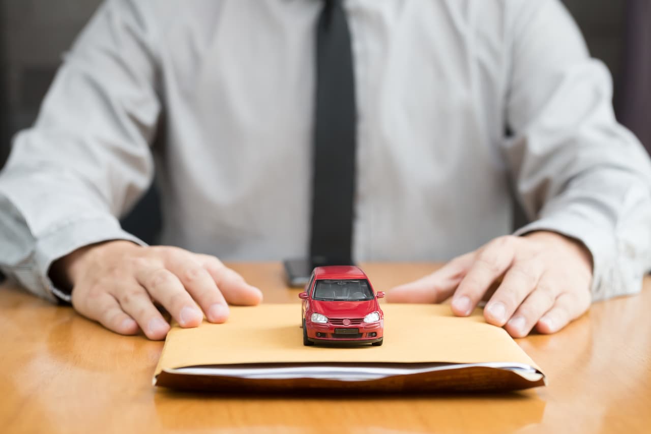 <b>Independientemente del método de venta, ¿qué consejos hay que seguir para vender un auto usado?</b>
<br>
<br>
<b>1. Ten todos los documentos del vehículo a mano.</b> Es decir, el título del carro, documentos de garantía y un reporte que muestre el historial de este. Esta información es valiosa porque transmite confianza y tranquilidad a los posibles compradores.
<br>