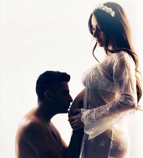 Apenas en agosto el cantante compartía emocionado algunas fotografías del embarazo de su esposa.