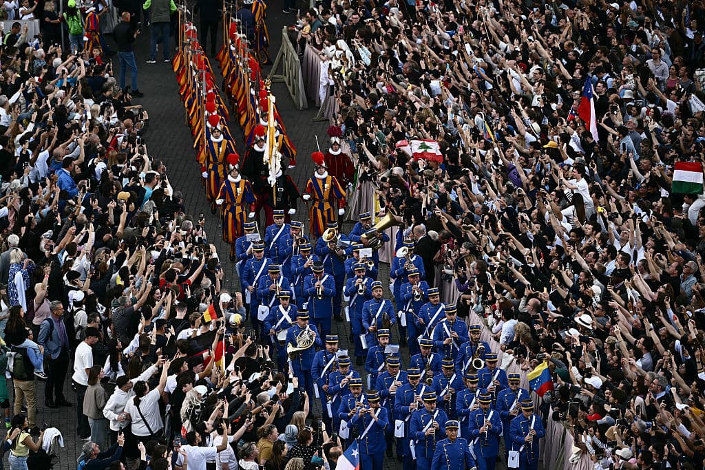 Guardias suizos y una banda de música entran en el atrio de la basílica de San Pedro antes de la primera aparición del nuevo Papa, tras la clausura del cónclave por parte de los cardenales, en el Vaticano, el 8 de mayo de 2025. (Foto: Filippo MONTEFORTE / AFP) (Foto: Filippo MONTEFORTE/AFP vía Getty Images)