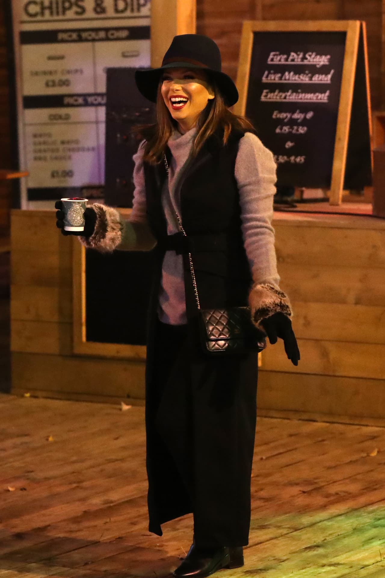 Con chocolatito en mano, Eva Longoria se disponía a recorrer las instalaciones del Winter Wonderland.