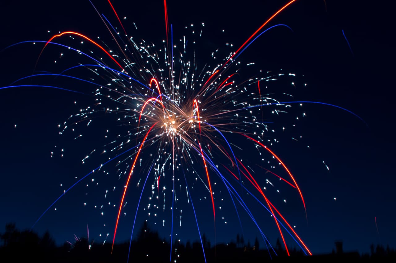 <b>Apache Junction, The Fireworks Extravaganza </b>
<br>El 4 de julio no te pierdas The Fireworks Extravaganza en Superstition Shadows Park, ubicado sobre 1091 W Southern Ave, en Apache Junction, a partir de las 8:30 p.m. Evento gratuito para la familia.