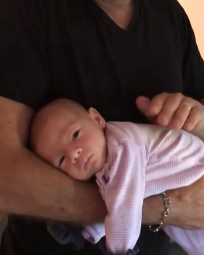 Lo que más disfrutó Liam en su primer mes es estar en brazos de su papá.