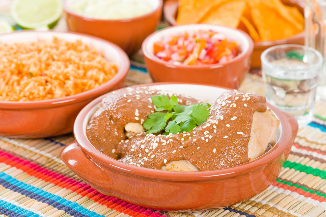 <b>Comida // </b>
<br>Los platillos pueden variar de acuerdo a la región donde nos encontremos, pero en general, son agua, café, mole, frijoles, tortilllas, tamales, dulces y atoles, los ingredientes o platillos que hay dentro de la ofrenda.