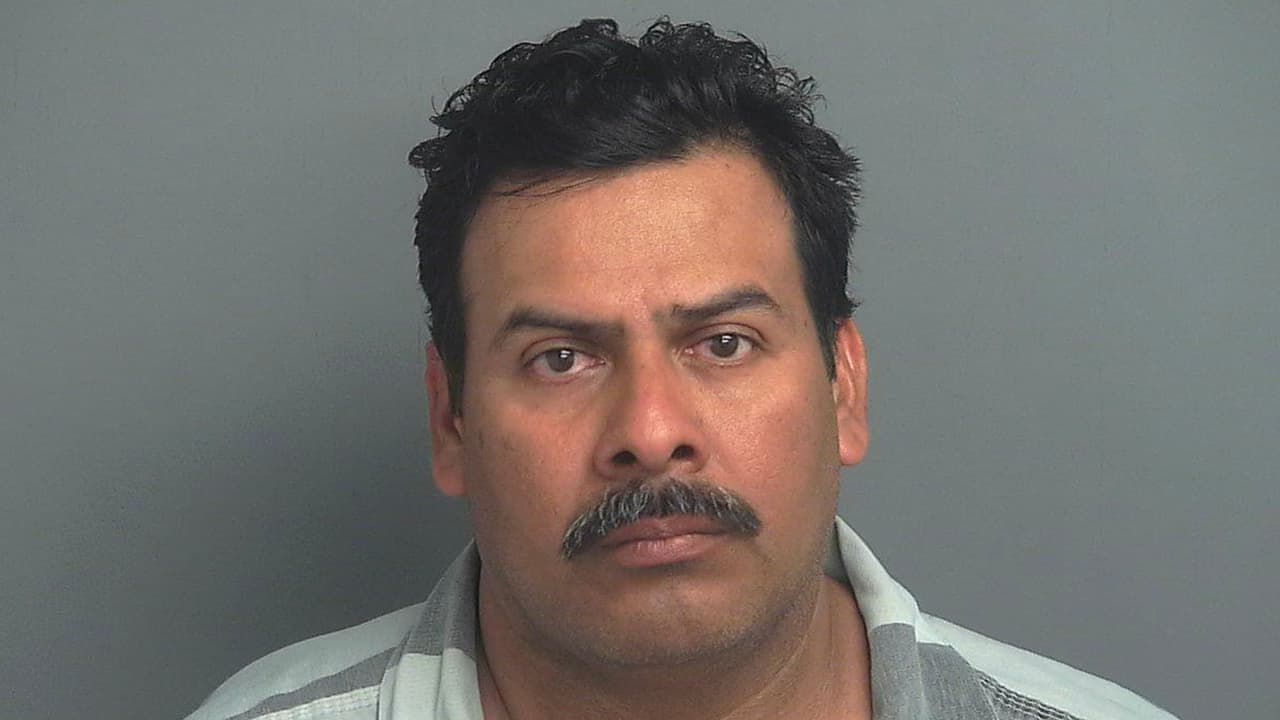 Arturo Ignacio Gil, 44 años. Mide 5 pies 5 pulgadas. Pesa 200 libras. Cabello negro, ojos cafés. Enfrenta cargos de indecencia con un menor de edad. Último domicilio conocido: Sweet Gum Lane, Magnolia, Texas.