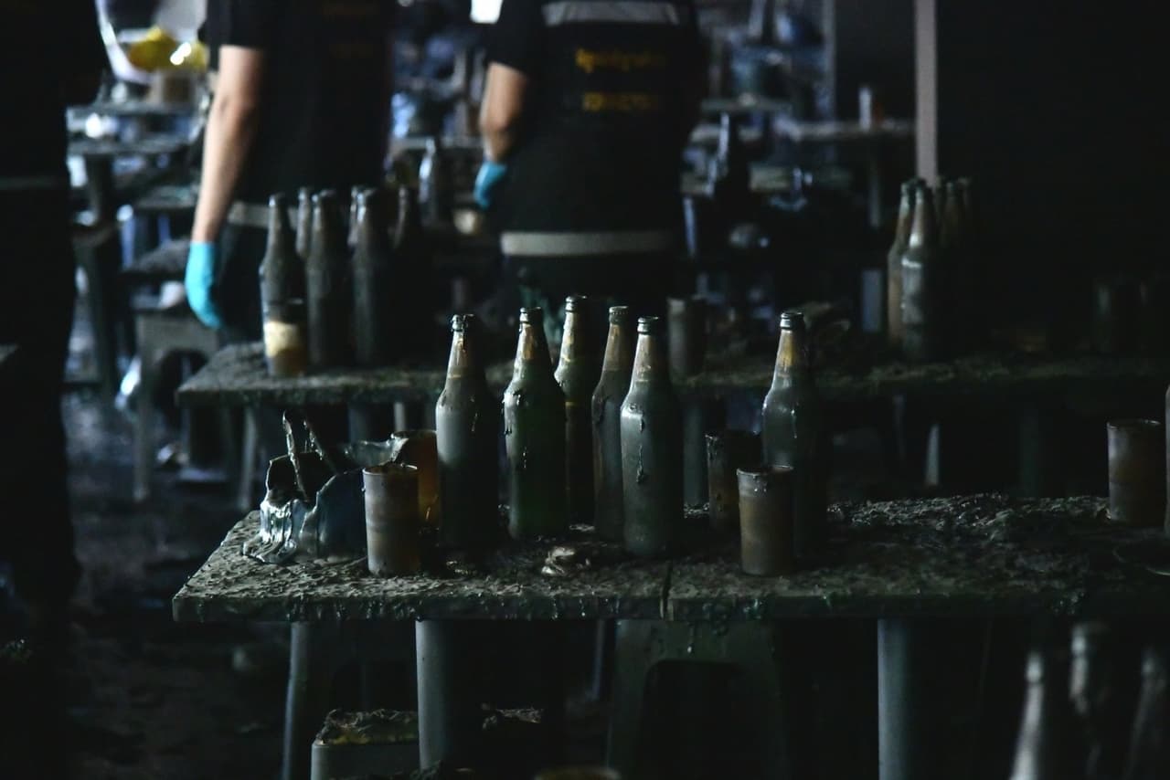 En esta fotografía de archivo difundida por la Administración Metropolitana de Bangkok, se ven botellas sobre una mesa en el lugar donde se produjo un incendio en Bangkok, Tailandia, el lunes 13 de julio de 2026. (Administración Metropolitana de Bangkok a través de AP)