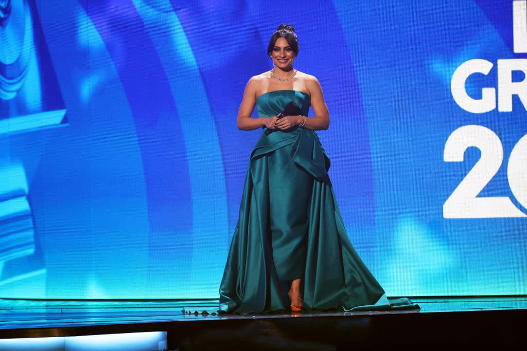 Ana Brenda Contreras conduciendo los Latin GRAMMY 2021 en Las Vegas, Nevada.
