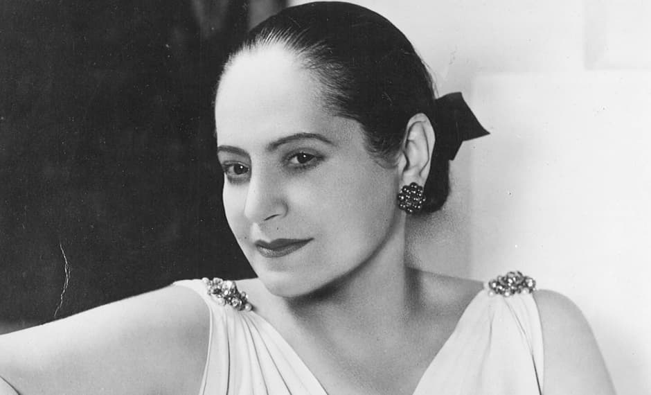 <b>Helena Rubinstein. </b>Su madre le auguró que influiría al mundo a través de la belleza. Fue una crema que ella usaba la que la inició en el negocio.
<a href="http://www.biography.com/people/helena-rubinstein-9466271#synopsis"> Helena</a> comenzó a venderla en Australia. Luego, establecería su propio negocio el cual expandió cuando se unió al Dr. Jacob Lykusky, creador de la fórmula de la crema, con quien empezó a desarrollar más productos. La apertura en Londres de su primer salón, en 1905, fue el detonante de su gran imperio.
<br>