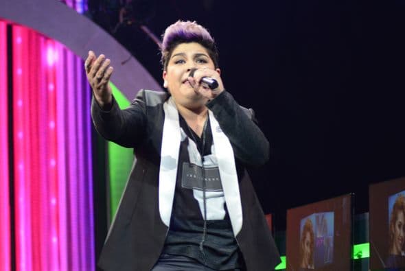 Stephanie cantó "Vive" de Napoleón.