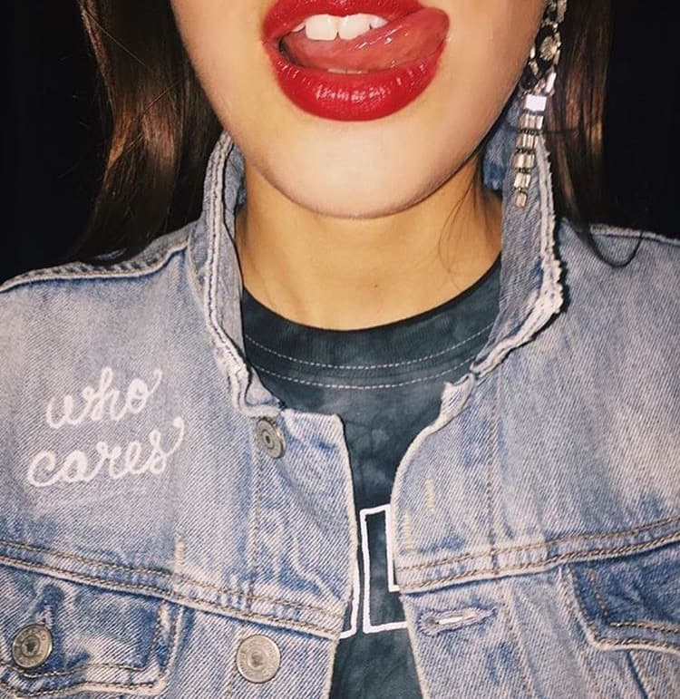 Regla #7: Las que aman el rock and roll no pueden desapegarse de su fiel compañero: un lipstick rojo, que da dramatismo y que es mejor si se lleva con un chaqueta de mezclilla.