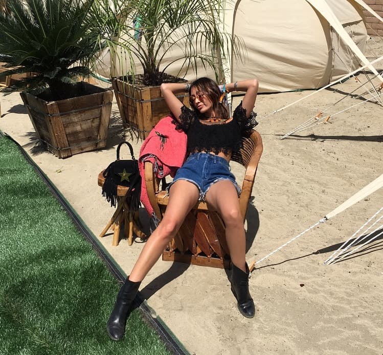 Regla #8: Si ya tienes tus shorts de jean y tus botas vaqueras, hay que buscar tops y accesorios que alardeen de las dos tendencias más fuertes de la temporada: los flecos y el encaje.