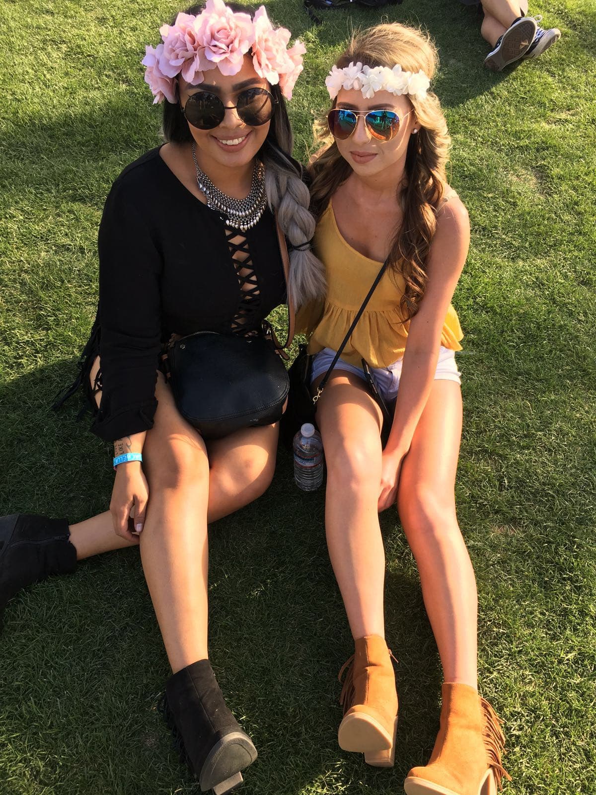 REGLA #6: Las coronas de flores insisten en estar de moda. No importa que las hayas visto infinidad de veces, ese efecto de exuberancia y hippismo que las rosas sobre la cabeza dan, hace que todas queramos estar coronadas en el festival.