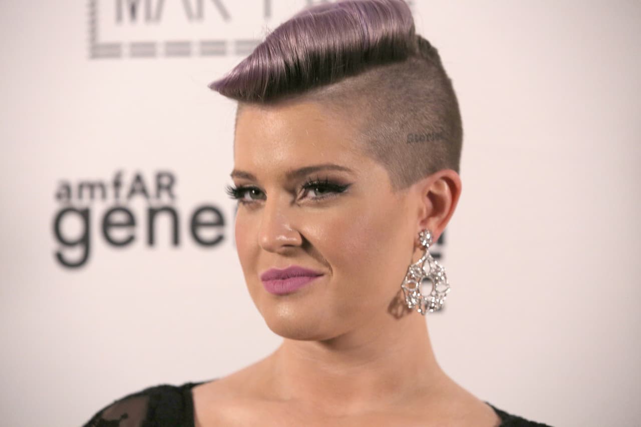 Kelly Osbourne intenta defender a los latinos, pero termina siendo racista