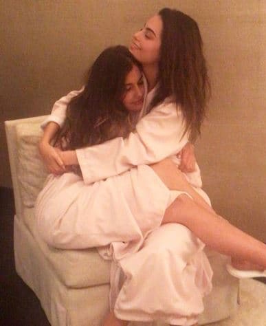 "Con mi bebé Mariana Navarrete. Legalmente casada. Ayer en su boda civil [...]", escribió Ximena junto a la postal compartida.