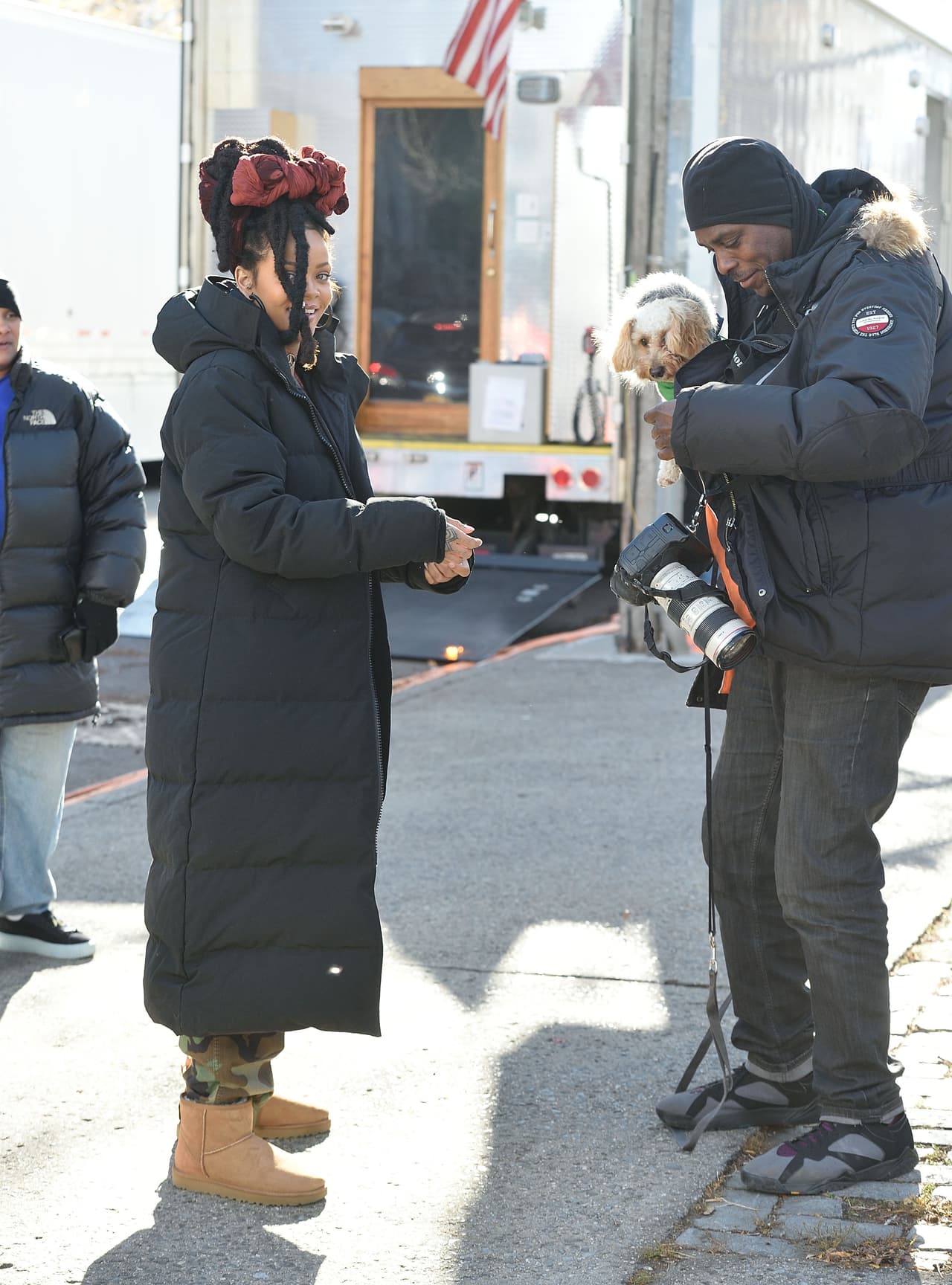 Y tan ocurrente que es, la cantante de Barbados pidió prestada una de las cámaras.