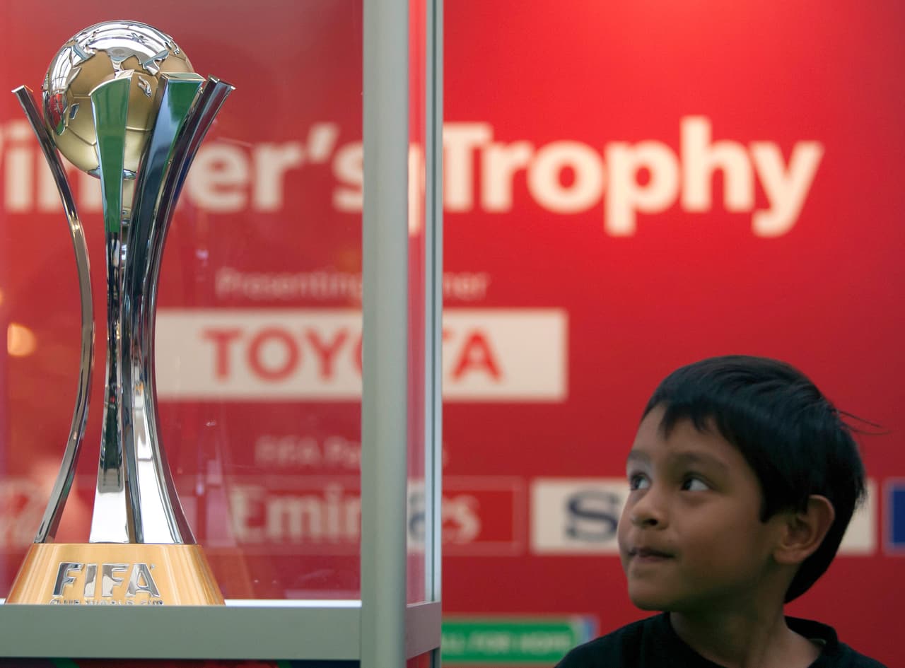 De los puntos positivos de Blatter estuvo la organización del Mundial de Clubes en el 2004, esta competencia reemplazo la Copa Intercontinental y de paso amplió la competencia incluyendo a todas las confederaciones.