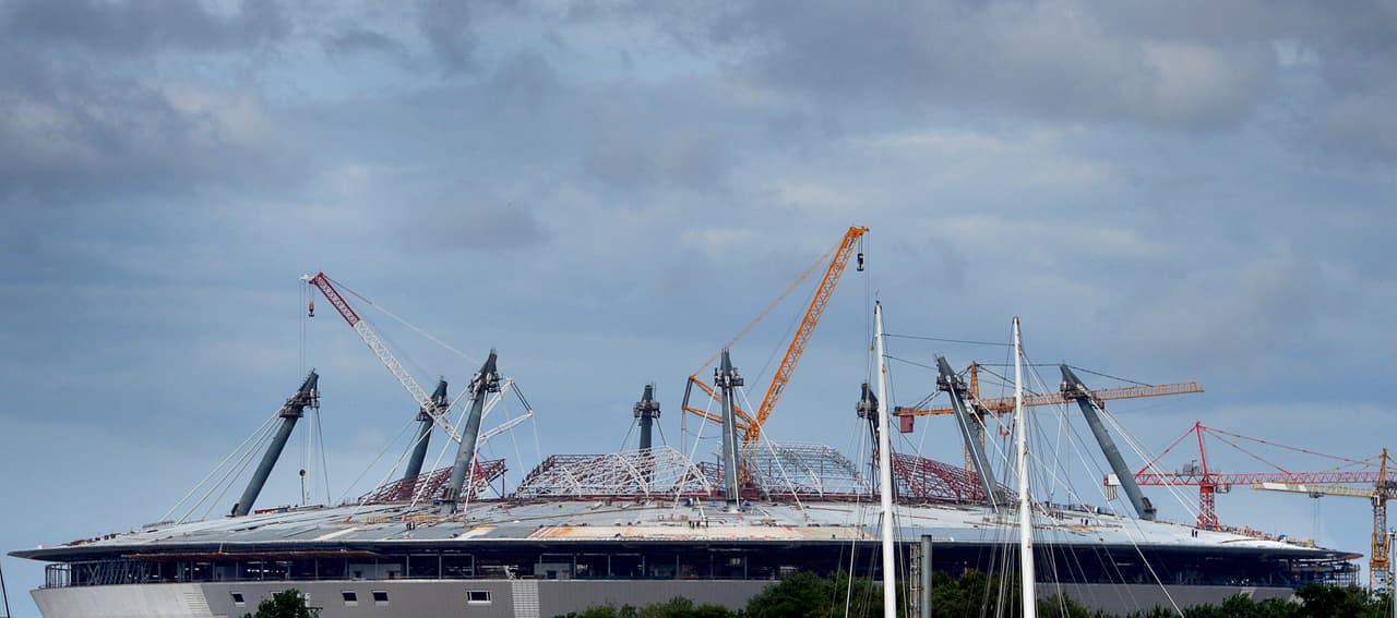 El nombre del estadio solamente se decidió hasta el final de su construcción. Sin embargo, muchos los conocían como estadio Gazprom, por su primer patrocinador, o como estadio Zenit, por el equipo que lo acogería como su casa.