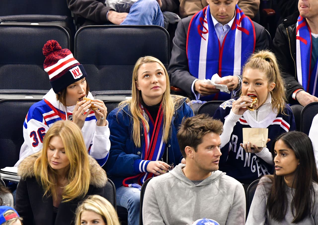 "Estamos en una pandemia, y mi embarazo no es lo más importante en el mundo. Esa es una razón por la que sentí que no es algo que necesito compartir, excepto con mi familia y mis amigos", explicó. 
<a href="https://www.quien.com/espectaculos/2020/04/29/no-puedo-esperar-para-ser-abuela-mama-de-gigi-hadid-confirma-embarazo" target="_blank">Su bebé llegará en septiembre</a>.