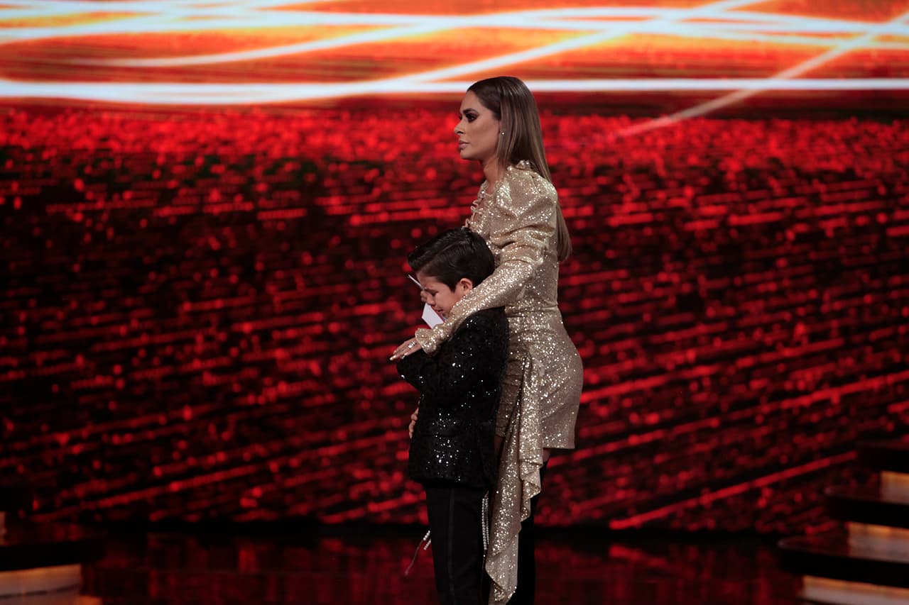 El niño lo escuchaba con los ojos rojos y lleno de lágrimas: "Señores, no se le puede dar una canción a un niño, con un tono que está por debajo de sus capacidades de tono. Eso a mí me enfada muchísimo".