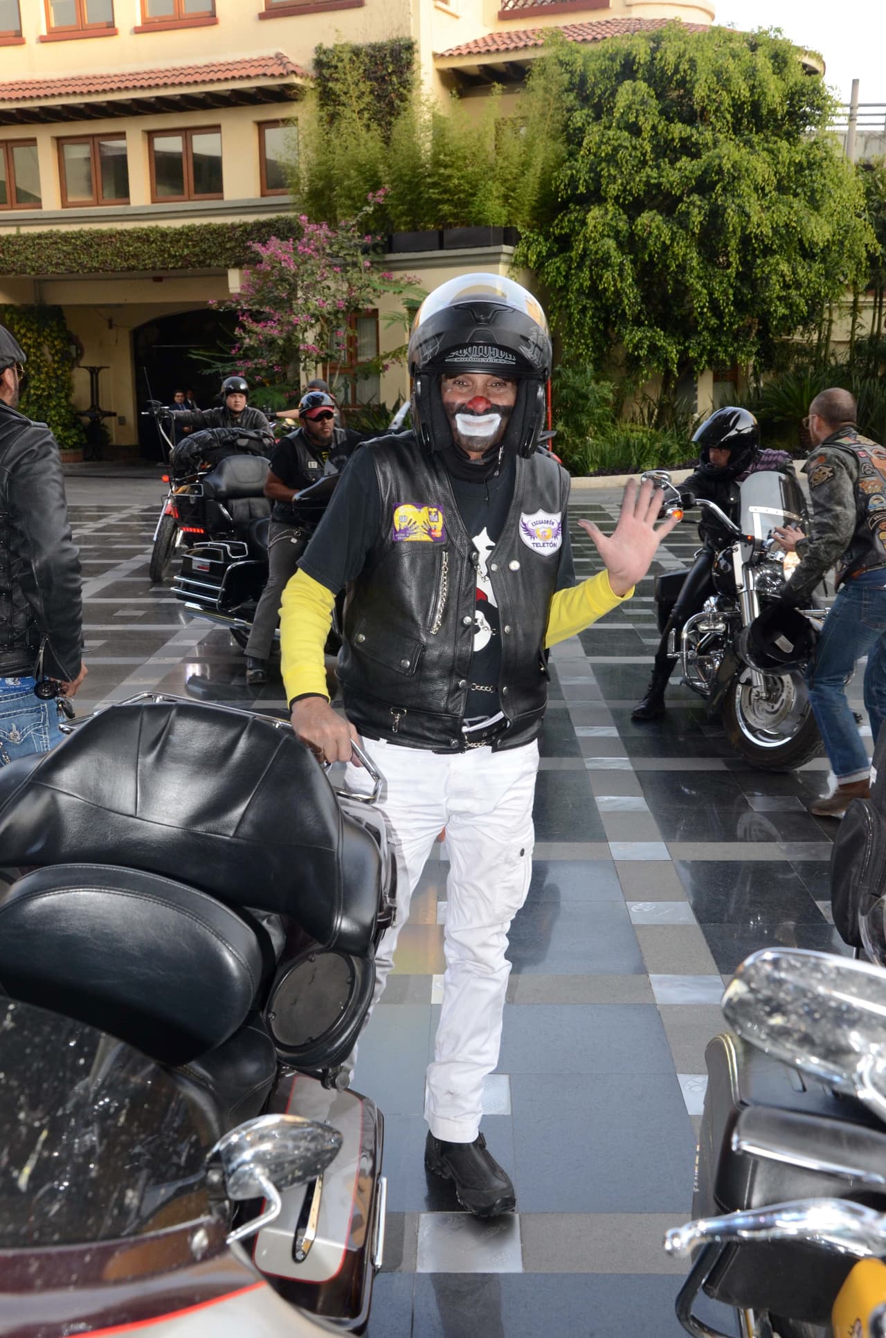 Al inicio de la década de 1990, regresó a su natal Monterrey en donde continuó haciendo programas de televisión. Su fama crecía cada vez más gracias a sus discos y al circo que llevaba su nombre, con el que recorrió México y Estados Unidos.
<br>