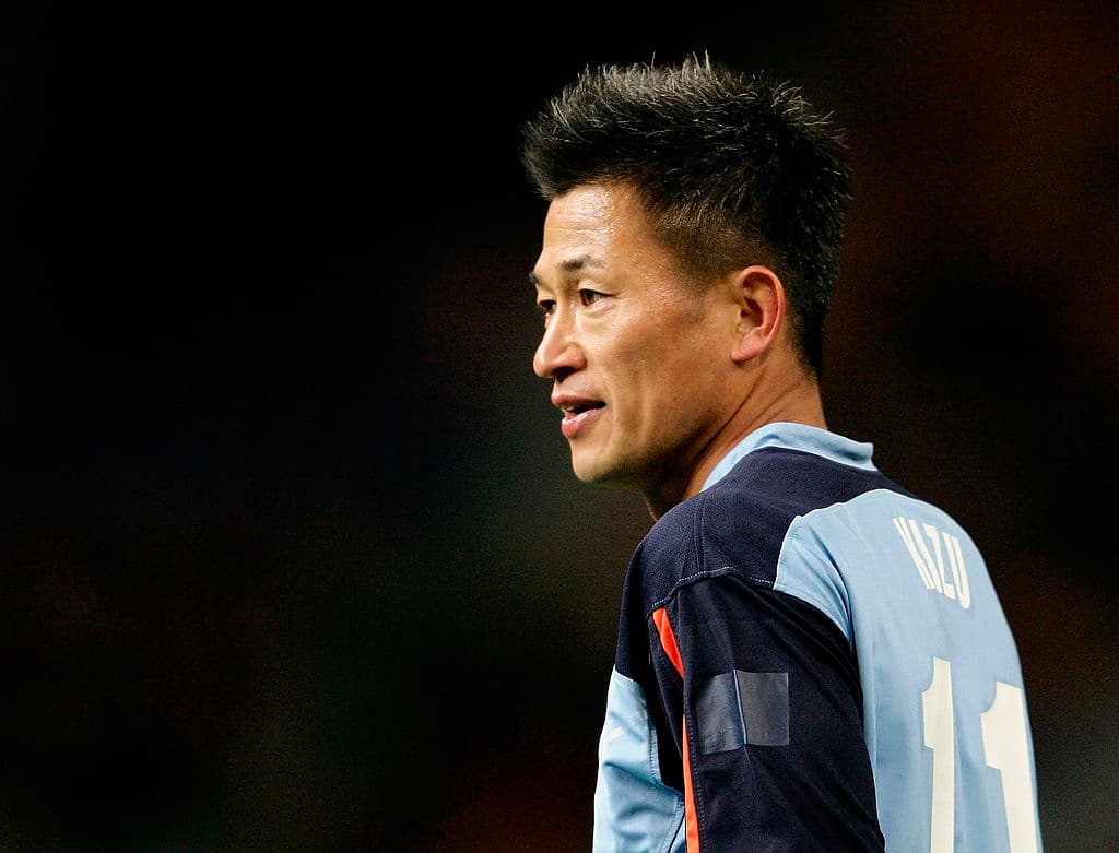 El futbolista más longevo es el japonés Kazuyoshi Miura, quien sigue vigente a sus 53 años y no se ve pronto el retiro.