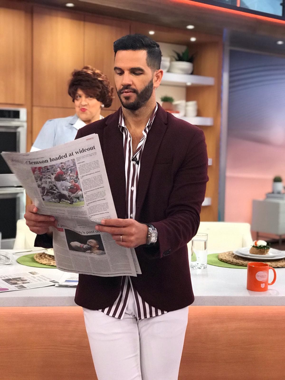 Doña Meche se cobró todas las que el chef Yisus les hizo a sus compañeros. Una mirada seductora y unos labios listos para ser besados aparecen detrás del intelectual conductor venezolano.