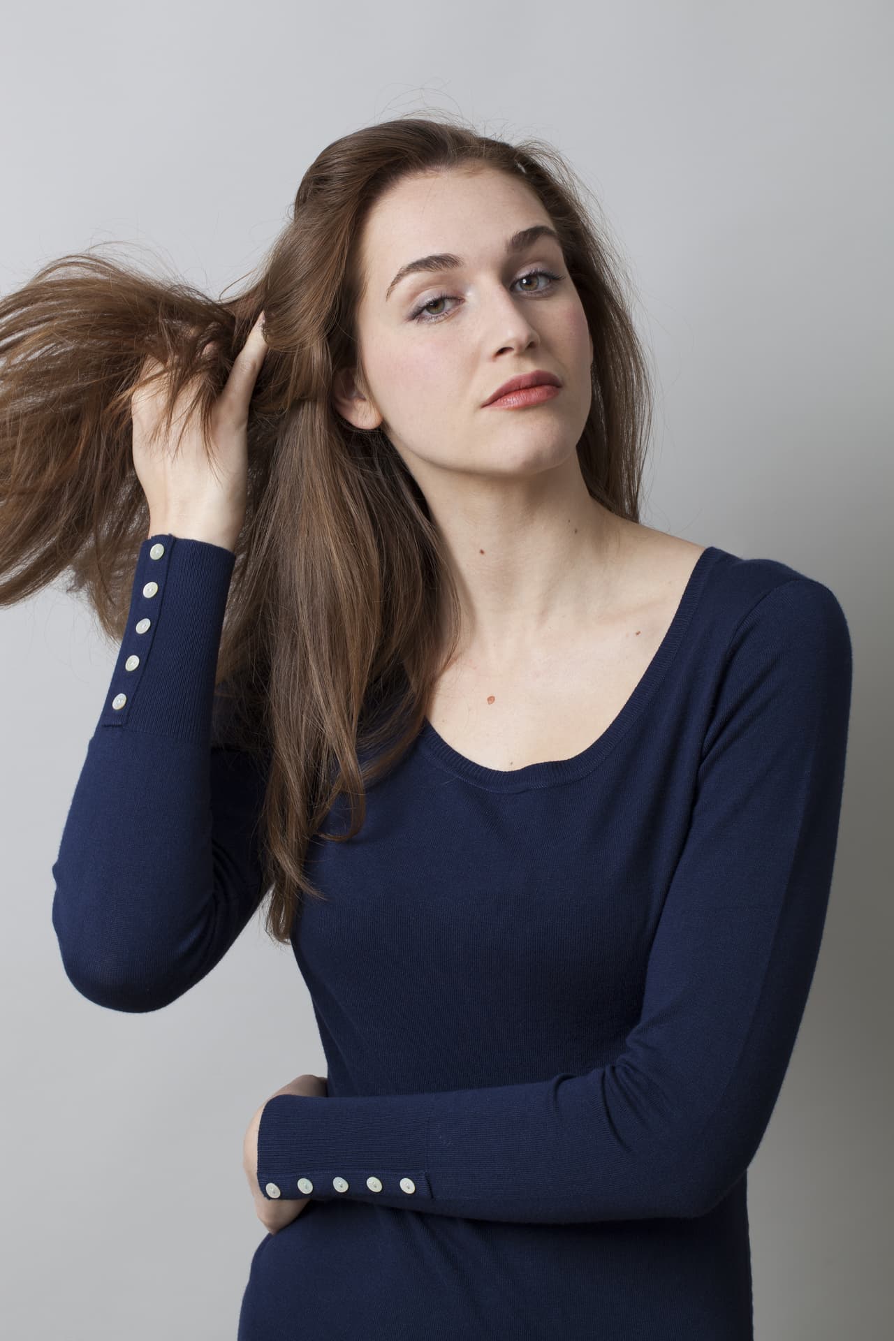 Peligros que debes evitar: La pérdida de tiempo. Discutir con personas ignorantes porque te llevarían a su nivel y en ese, por experiencia, te ganarían. No desciendas a su escenario, mantén tu clase.