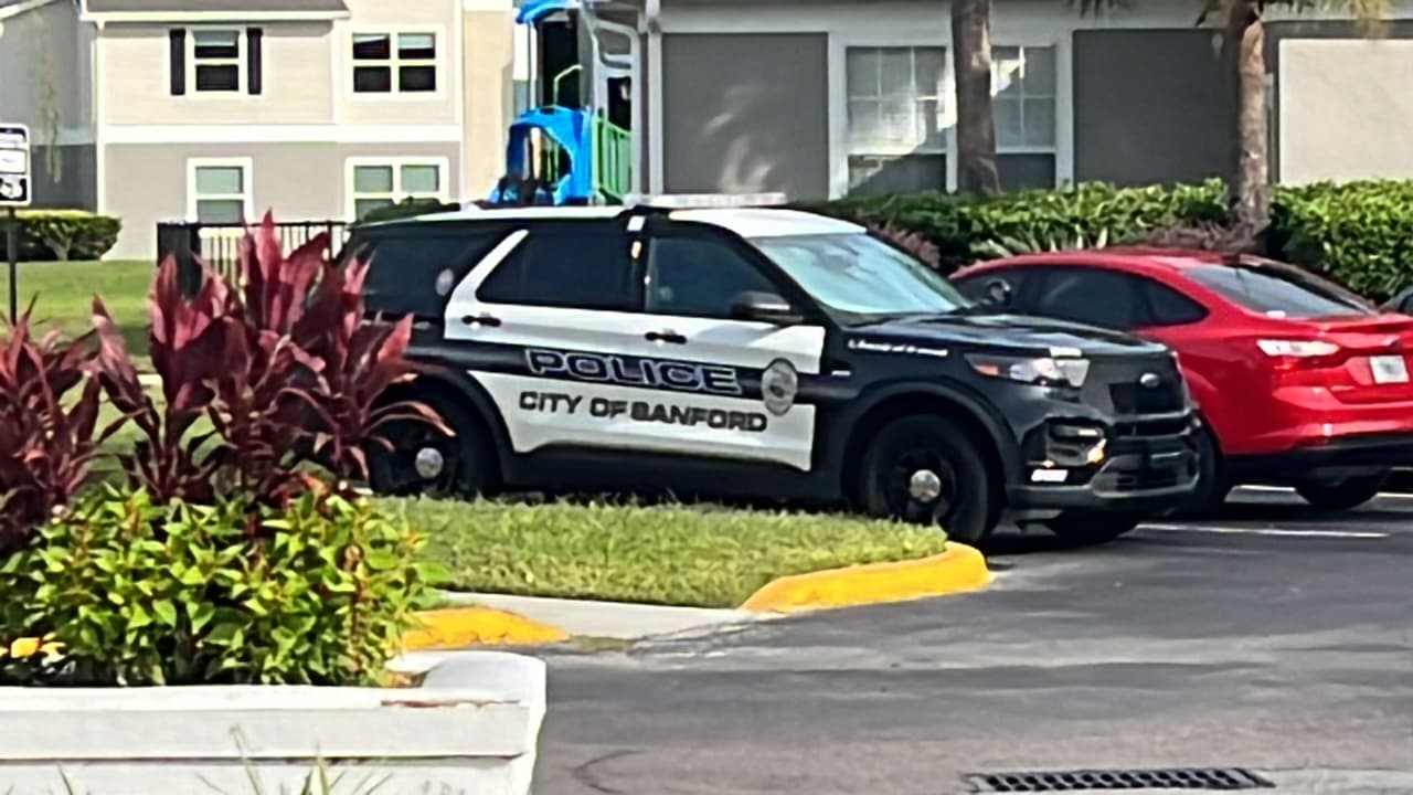 <b>Noticias Univision Orlando</b> se trasladó hasta el lugar este lunes y pudo constatar que unidades policiales permanecen en las residencias.