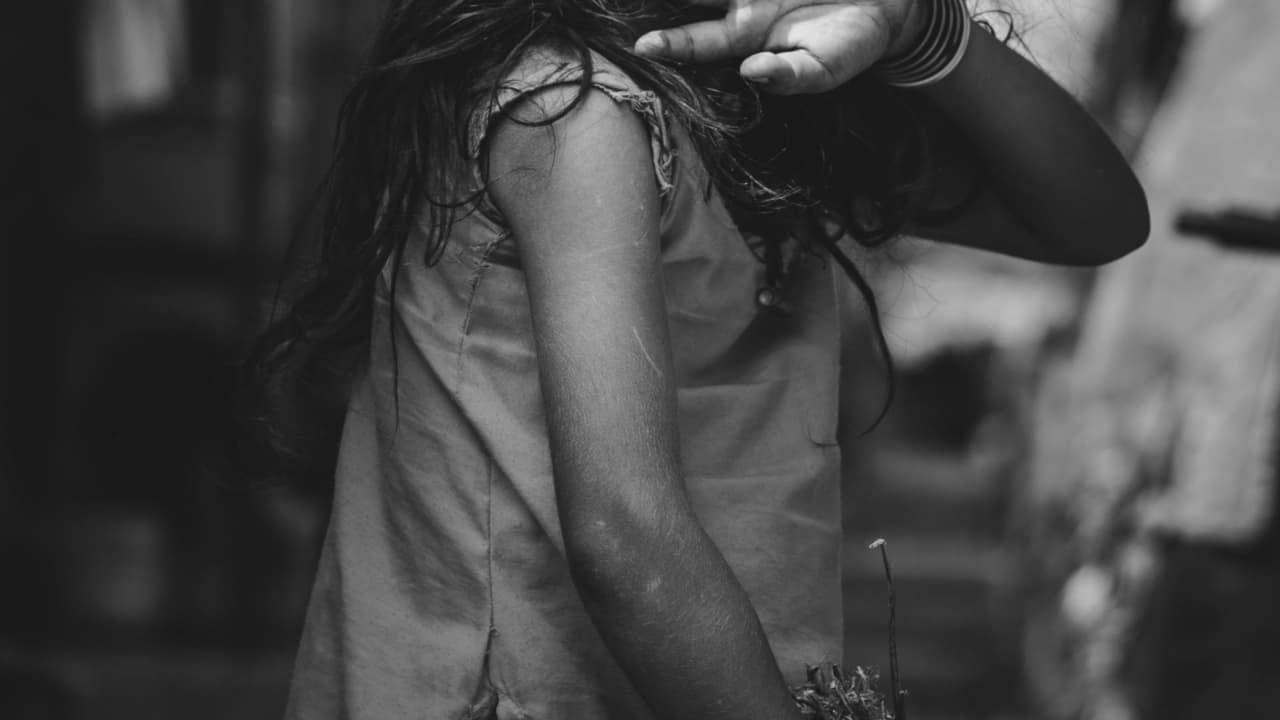 Niña escapa de su casa y denuncia los abusos que vivió a manos de su madre y padrastro