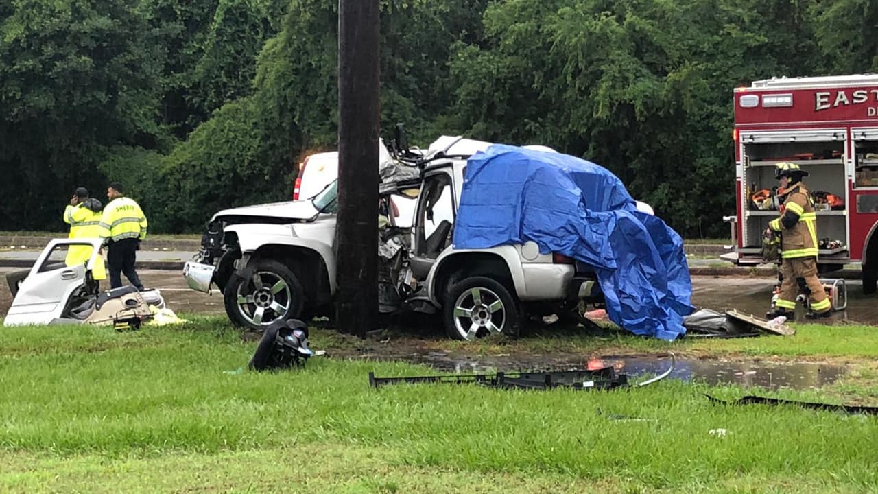 Muere conductor al chocar con un poste mientras intentaba pasar por una zona inundada
