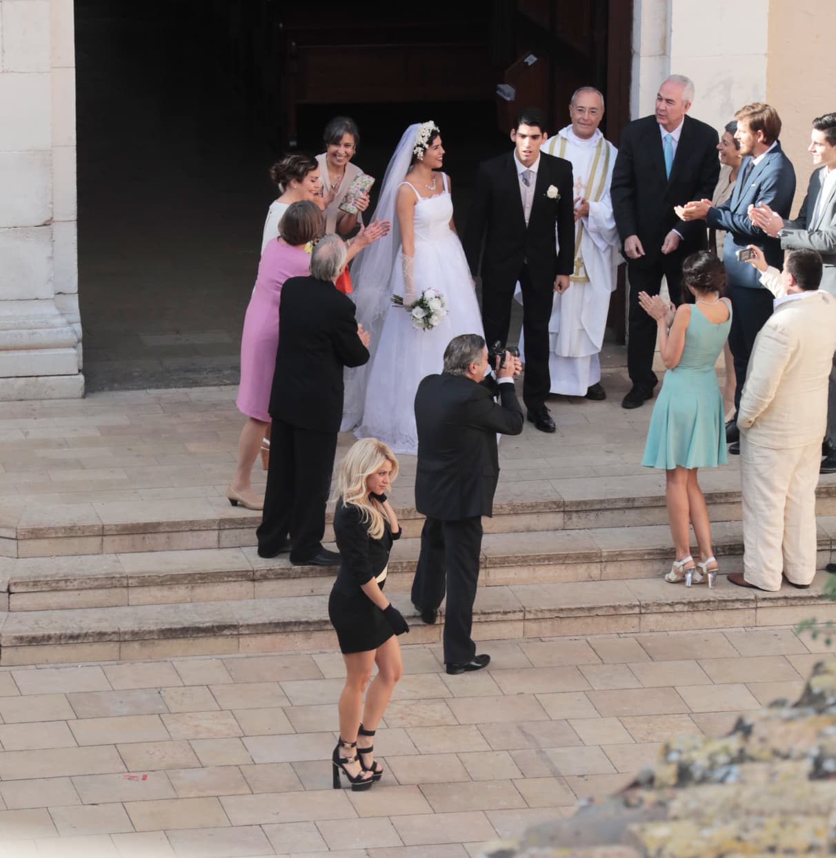 Hasta en una boda irrumpe...