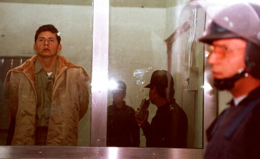 <b>Mario Aburto Martinez:</b> El 23 de marzo de 1994 el candidato priista a la presidencia, Luis Donaldo Colosio Murrieta, fue asesinado con dos balazos durnate un mitin en Tijuana. El detenido por los hechos fue un joven, Mario Aburto Martínez, si bien muchos señalan que pudo haber un complot detrás del crimen que no se reveló. Aburto pasó un tiempo en el penal del Altiplano. Recientemente, 
<a href="https://www.univision.com/noticias/america-latina/fiscalia-reabre-caso-asesinato-luis-donaldo-colosio-justicia">la fiscalía mexicana volvió a abrir el caso Colosio</a>.