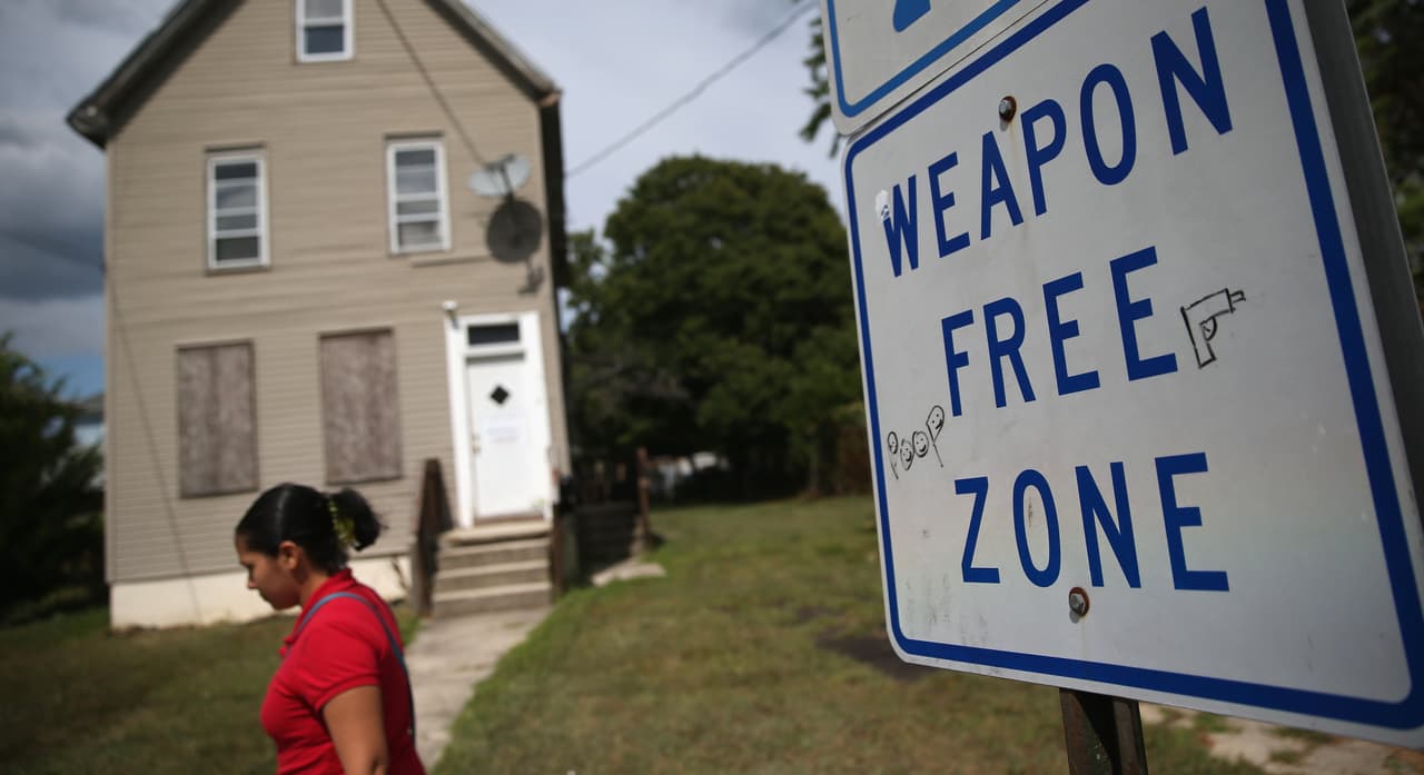 Las políticas públicas no solo deberían orientarse a hacia las personas, sino también a mejorar los lugares donde viven. En la foto, un descuidado vecindario en Nueva Jersey.
