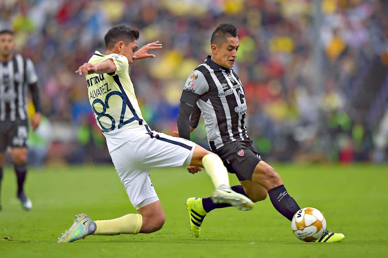 Luego de ser jugador de la categoría sub-20 del club de Coapa, el entonces técnico de las Águilas, Ignacio Ambriz, ya le había echado el ojo y le dio la oportunidad de debutar, primero en la Copa MX, usando el número 282 en el dorsal, y luego en la Liga.