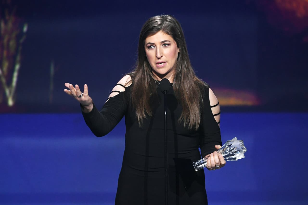 Mayim Bailik: conocida por su papel en ‘The big bang theory’, es especializada en hebreo, estudios judíos y neurociencias de la Universidad UCLA.