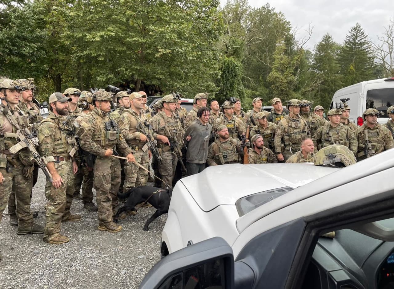 La polémica foto de policías posando con el asesino Danelo Cavalcante como un 'trofeo' (aunque tardaron casi dos semanas en capturarlo)